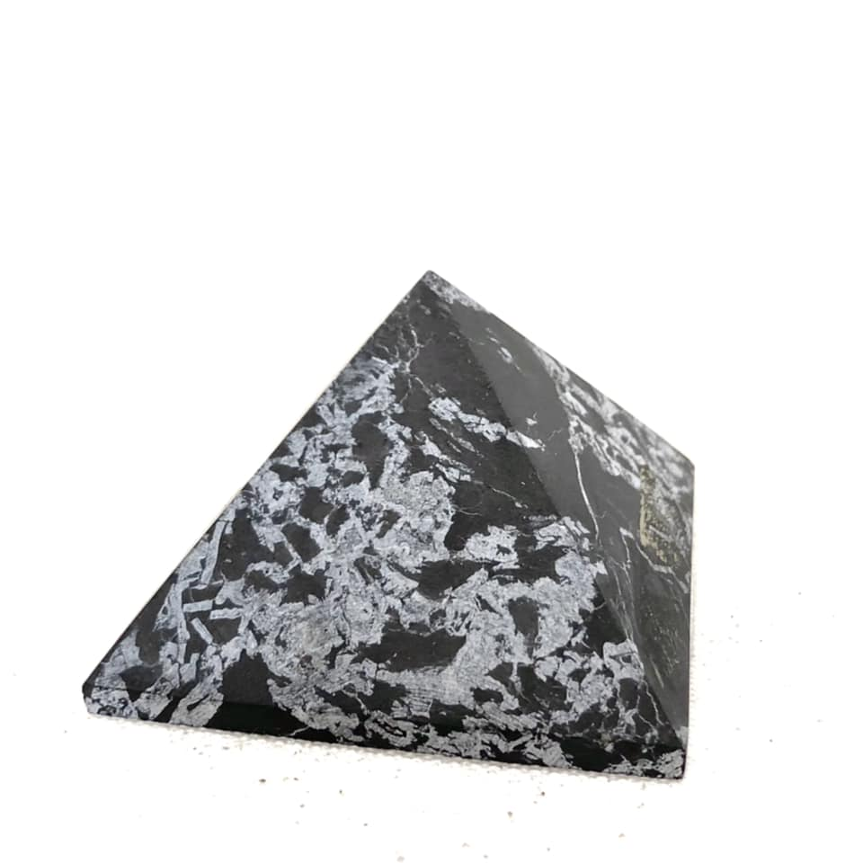 kim tự tháp shungite cộng sinh thạch anh